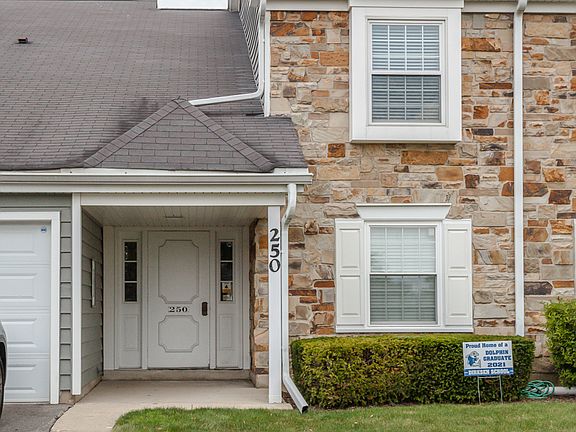3rd image of 250 Shoreline Cir Unit X2