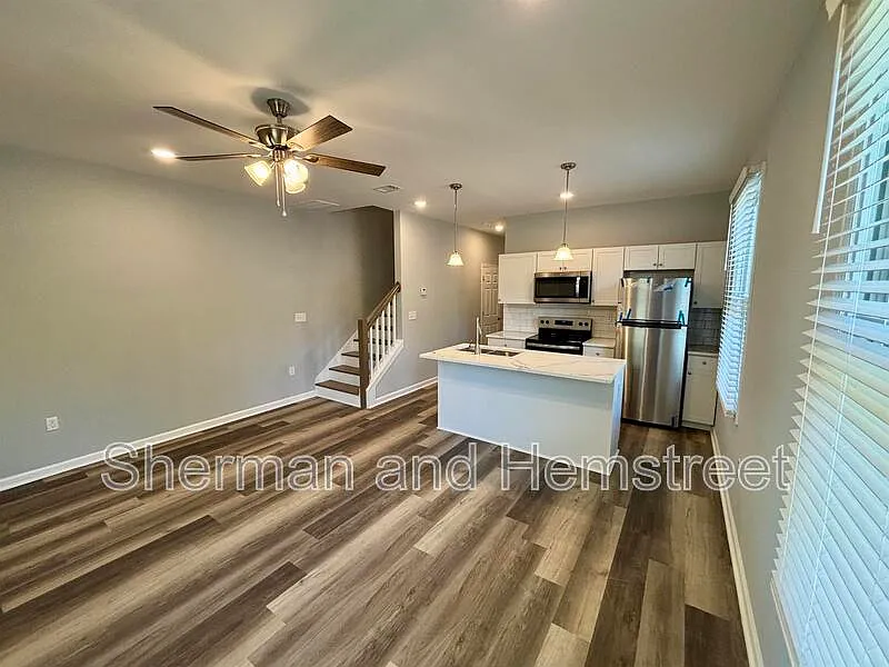 4 bed, 2.5 bath, 1400 sqft, $1,675 — Photo 4