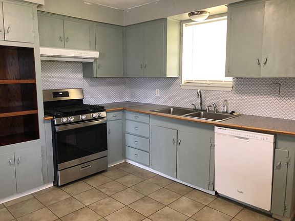4th image of 415 Buquet St