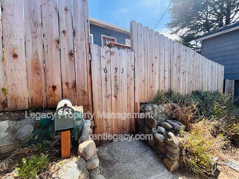 653 Alhambra St — Photo 2