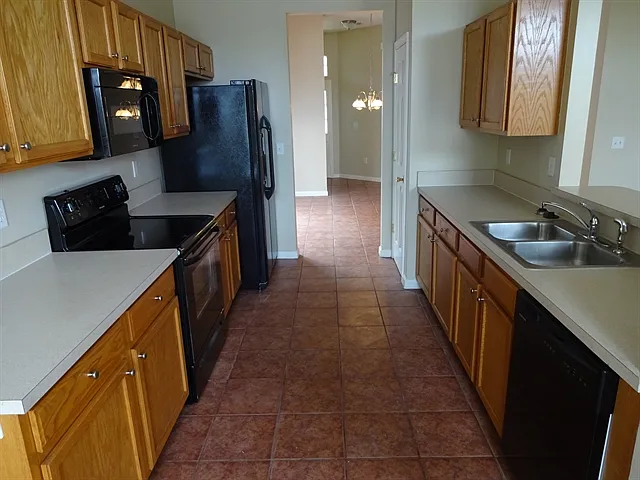 3 bed, 2.0 bath, 1769 sqft, $2,385 — Photo 4