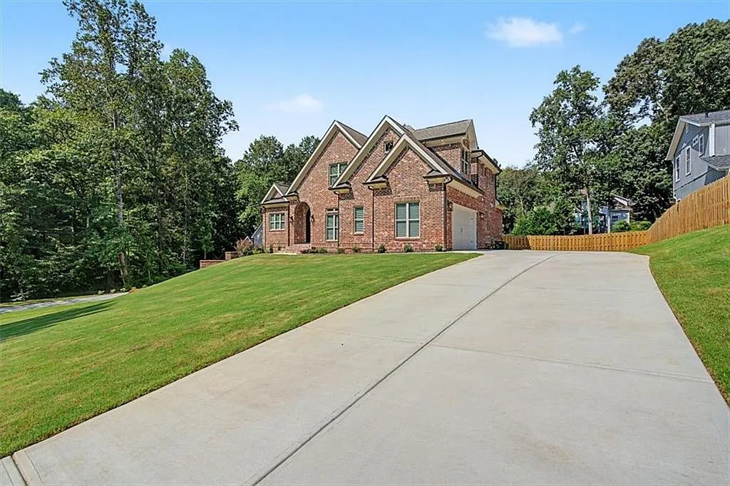 6 bed, 4.0 bath, 5552 sqft, $5,000 — Photo 3