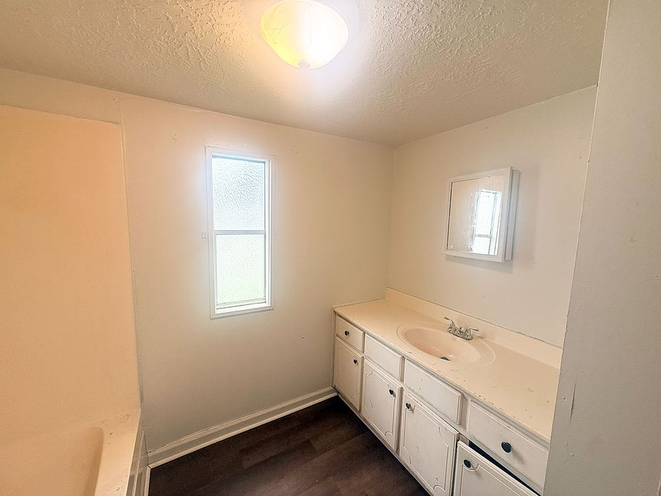 2nd image of 2081 Oakshire Rd #3
