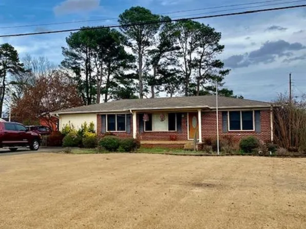 202 Tennessee River Dr, Muscle Shoals, AL 35661