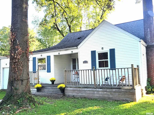 824 Rider St, Flora, IL 62839