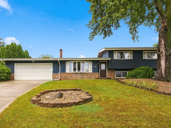 1956 Tilbury Rd, Waterloo, IA 50701