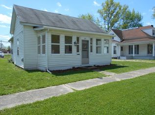 415 W 3rd St, Flora, IL 62839