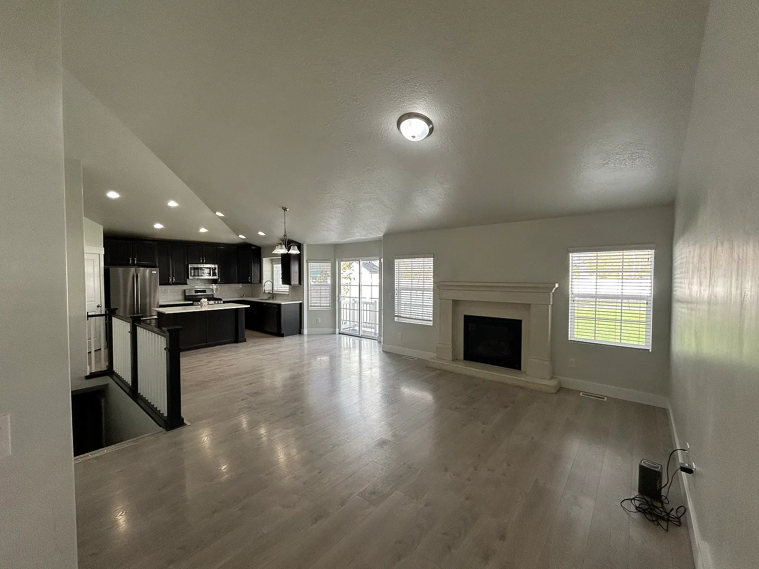 6 bed, 3200 sqft, $3,650 — Photo 2