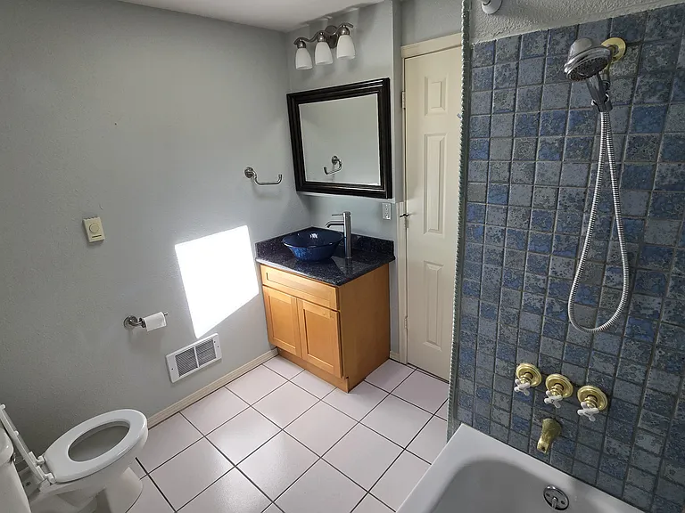 702 Montgomery St — Photo 29