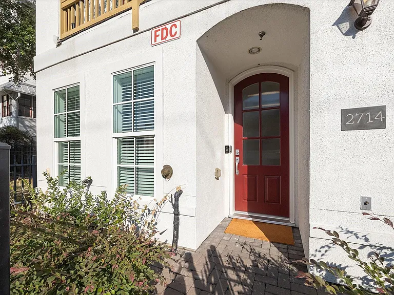 2714 Harvard St — Photo 4