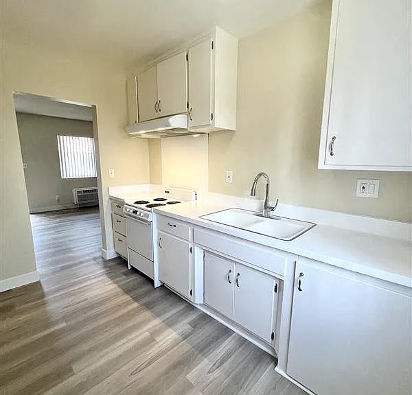 1230 W Hillandale Ave — Photo 6