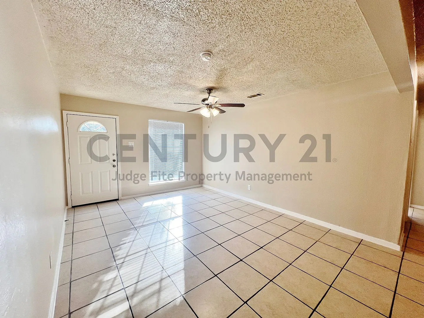 Charming 2-Story 3/3/2 in Duncanville For Rent! — Photo 3