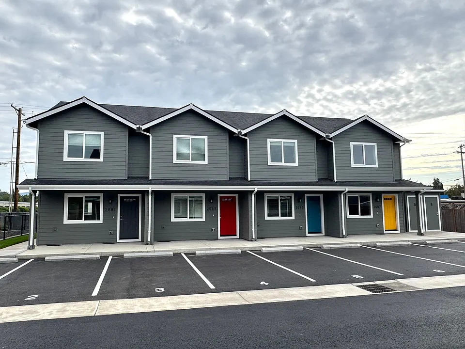 2673-2687 S Cloverleaf Loop