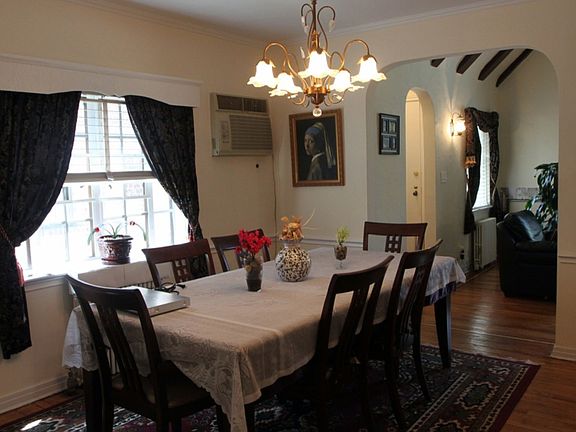 Well maintained dining room