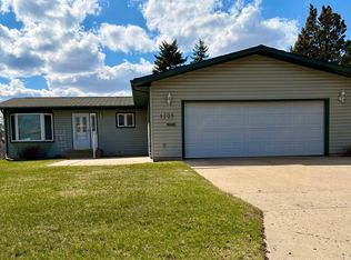 1705 7th St NW, Minot, ND 58703