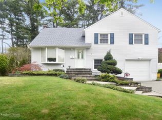 12 Edgewood Gate, Plainview, NY 11803