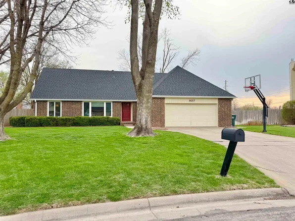 907 Loch Lommond Dr, Hutchinson, KS 67502