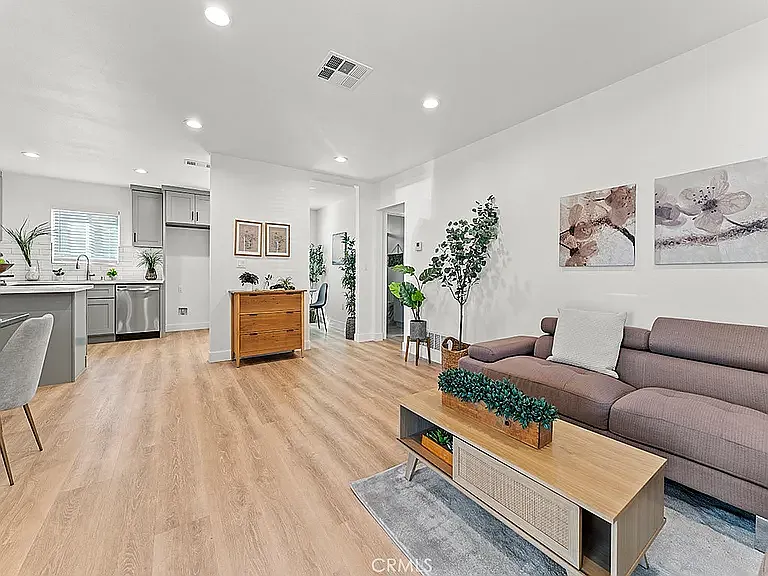 3 bed, 1150 sqft, $4,550 — Photo 3