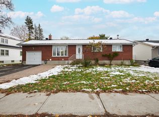 22 Meadowlands Dr W, Ottawa, ON K2G 2R4