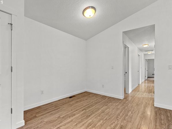 salem-oregon-2101567058 picture