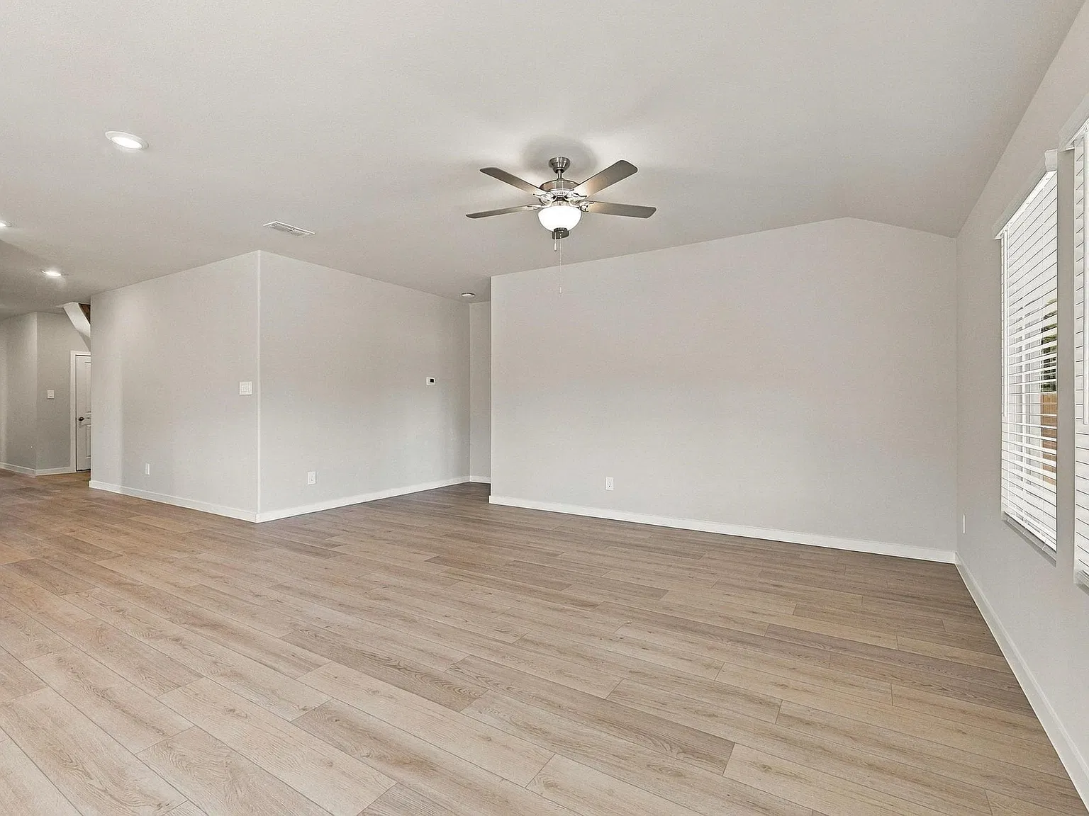 4 bed, 3.0 bath, 2059 sqft, $2,200 — Photo 3