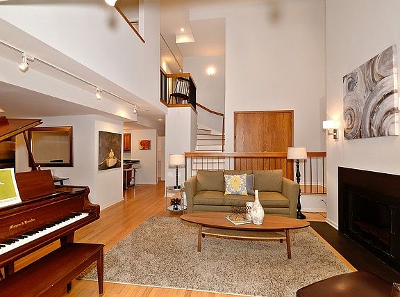 4th image of 919 W Carmen Ave APT B