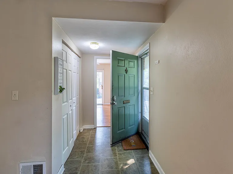 389 Charles St — Photo 4