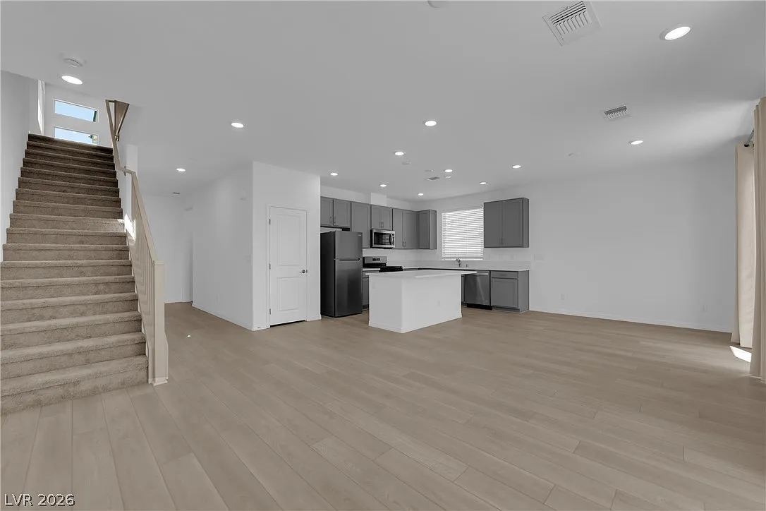 5 bed, 3.0 bath, 2206 sqft, $2,600 — Photo 2
