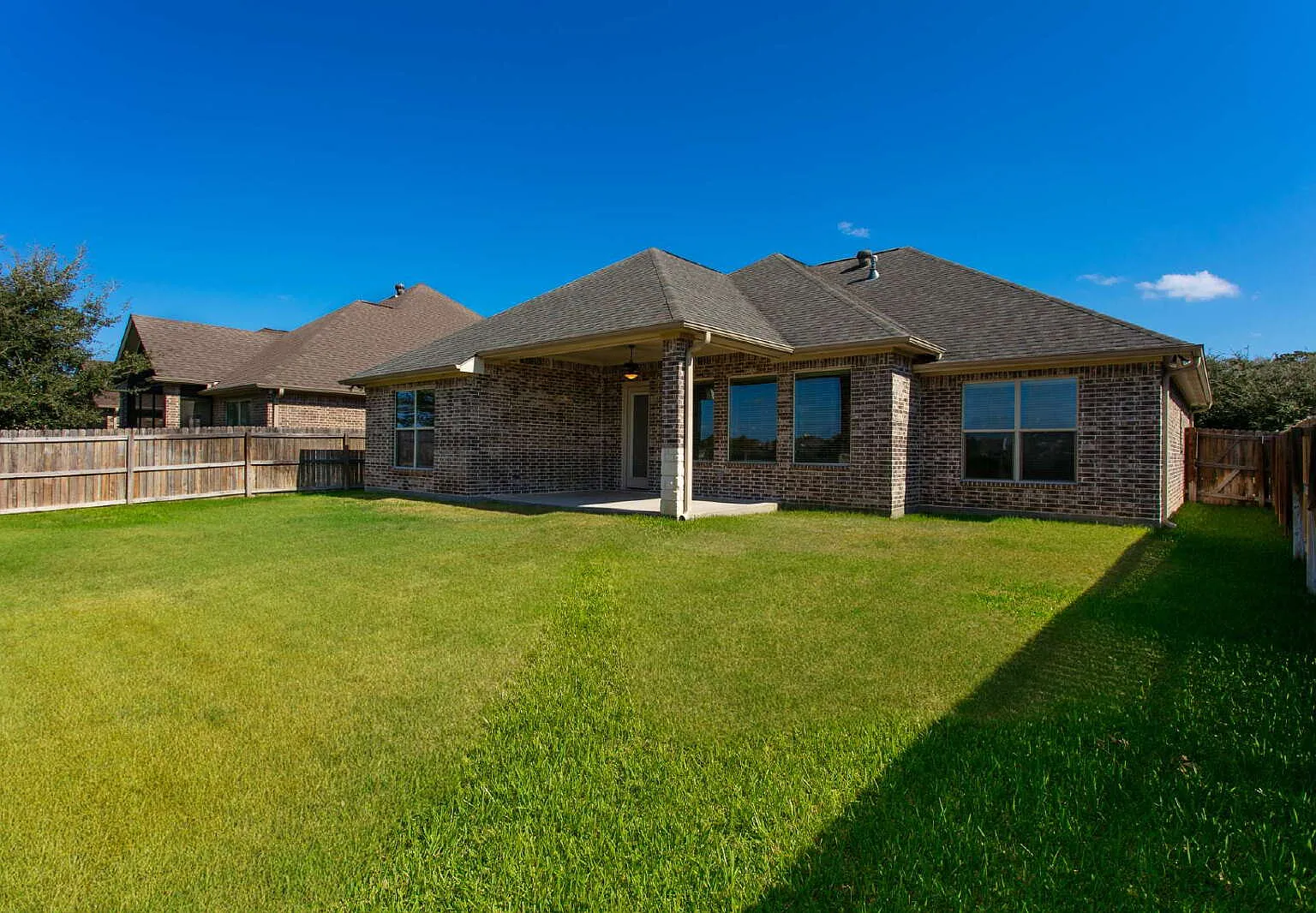3 bed, 2.5 bath, 2112 sqft, $2,800 — Photo 2