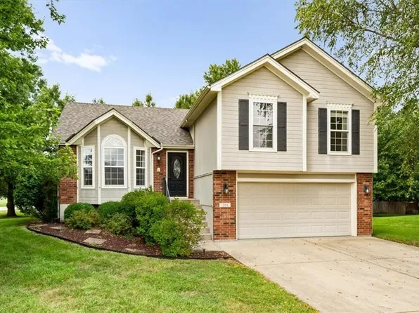 201 Mesa Dr, Smithville, MO 64089