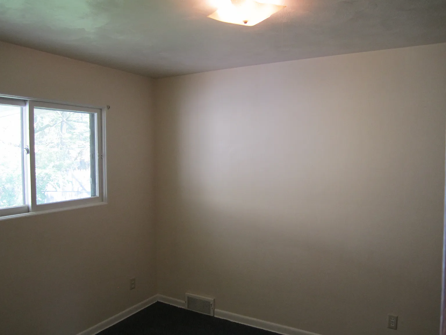 3 bed, 1.0 bath, 912 sqft, $1,200 — Photo 4