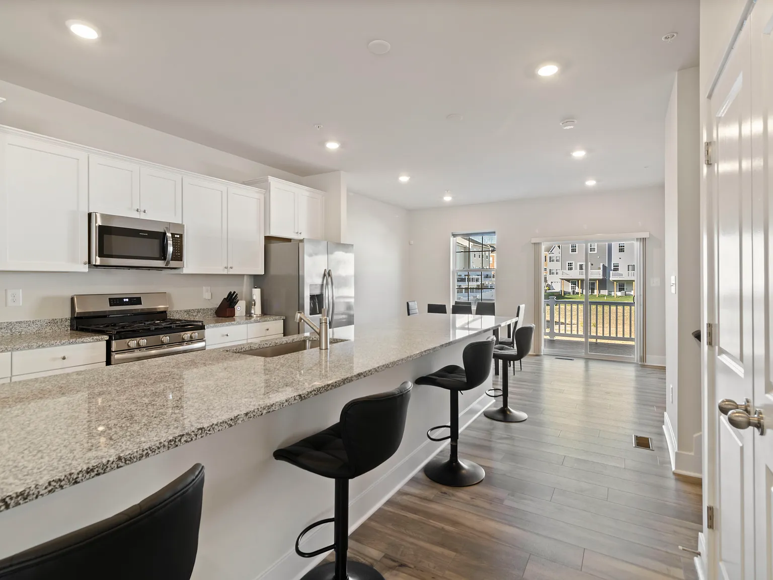 3 bed, 2400 sqft, $2,950 — Photo 2