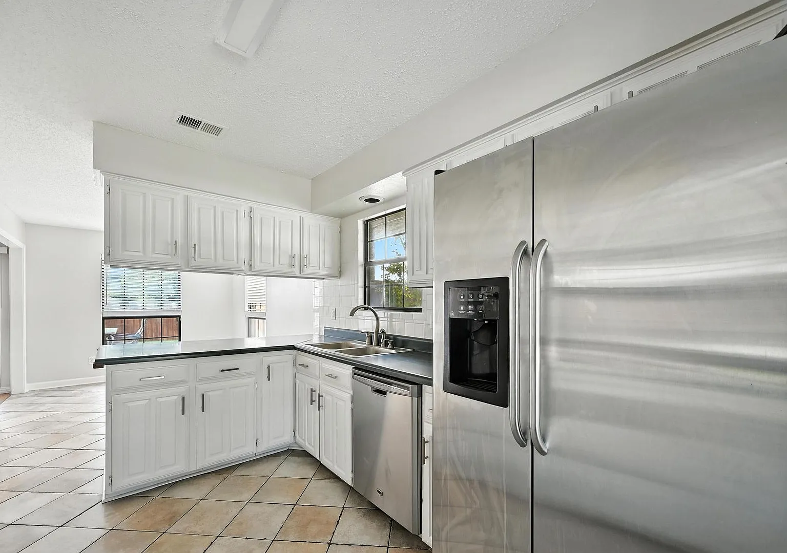 Beautiful 4-Bedroom Home in Sought-After Plano — Photo 2