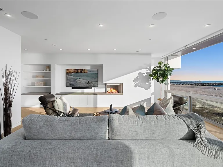 2144 E Oceanfront — Photo 16