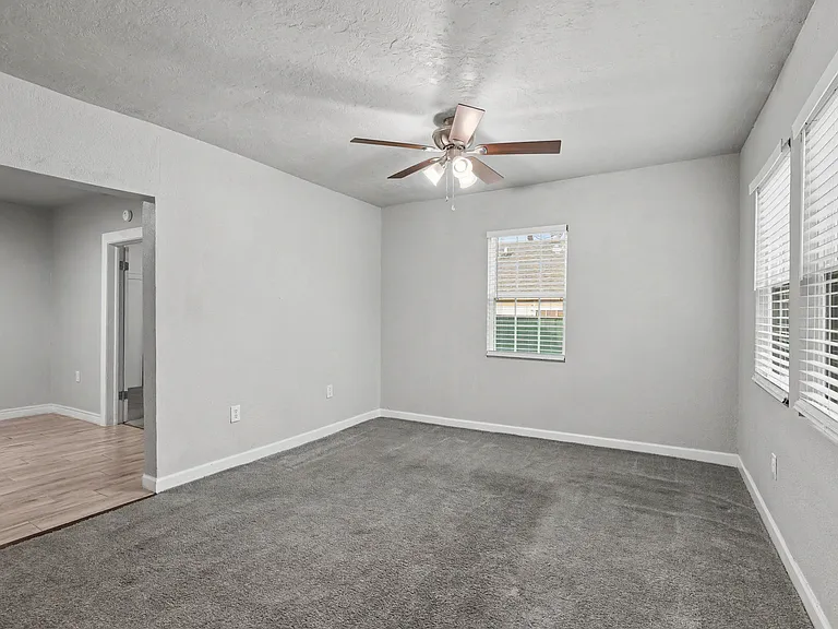 537 SW 46th St — Photo 6