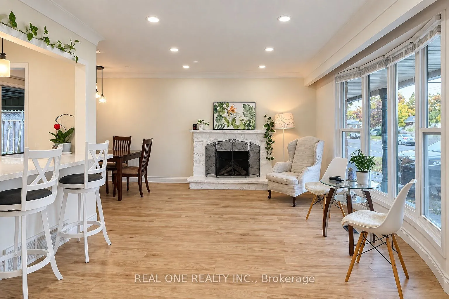 4 bed, $2,500 — Photo 2