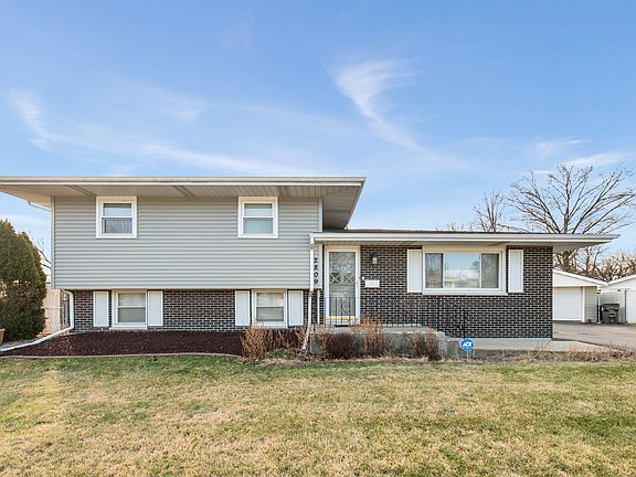 3rd image of 2809 Forest Ln