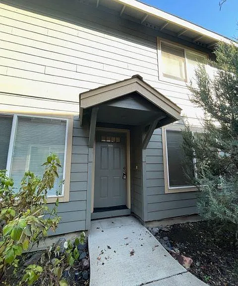 2852 SW Juniper Ave #2852 — Photo 2