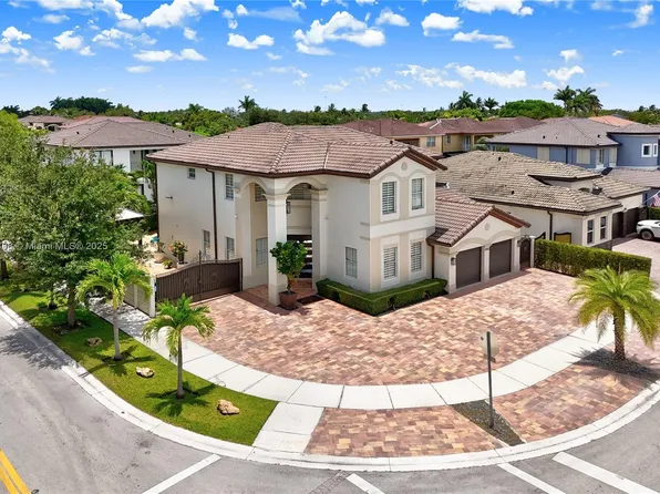 8902 NW 178th Ln, Hialeah, FL 33018