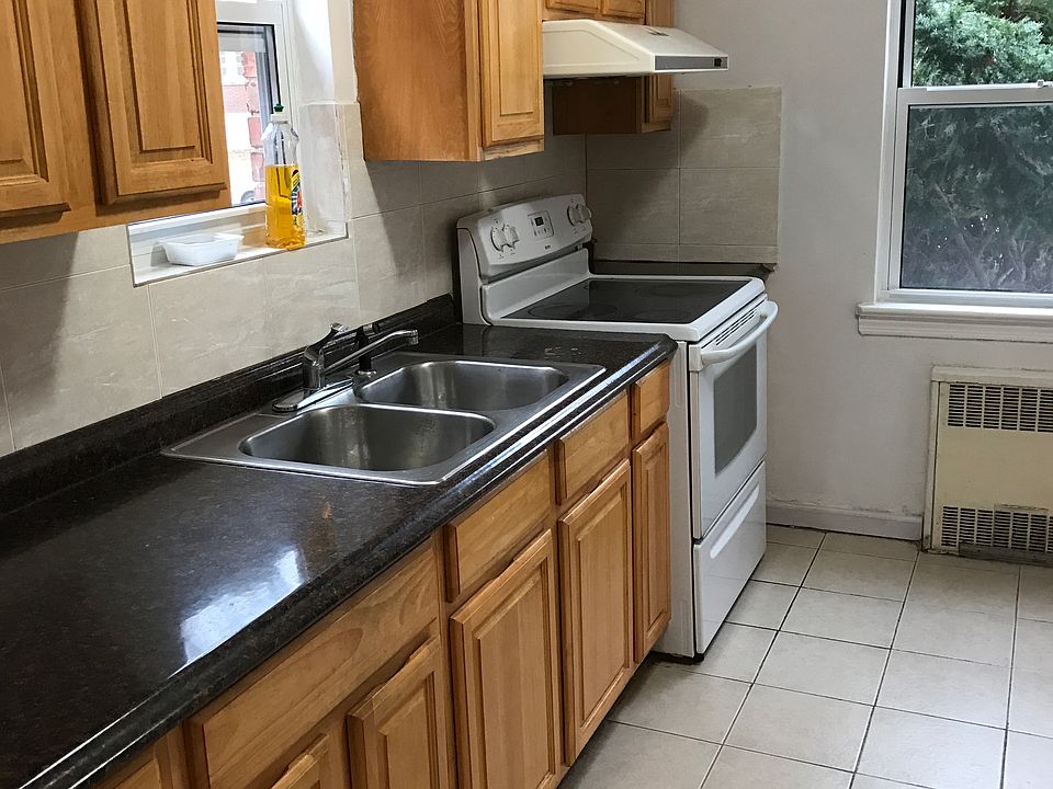 2nd image of 67-7 Fresh Meadow Ln