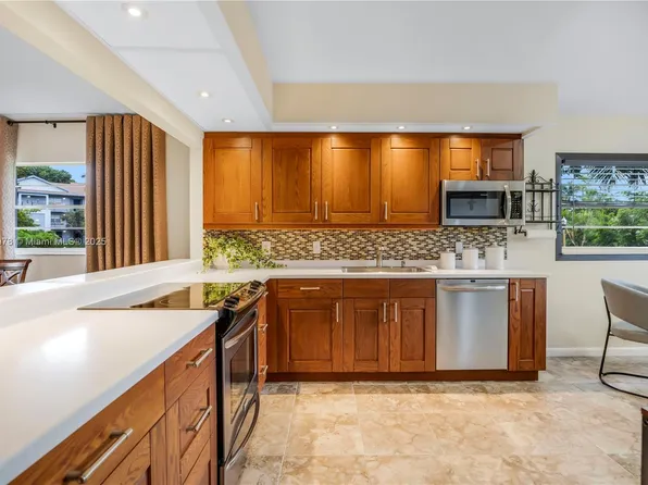 12600 SW 5th Ct APT 215L, Pembroke Pines, FL 33027