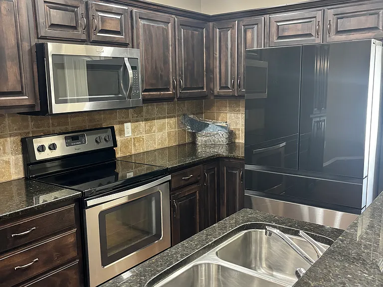 1521 Brewster Ln — Photo 4
