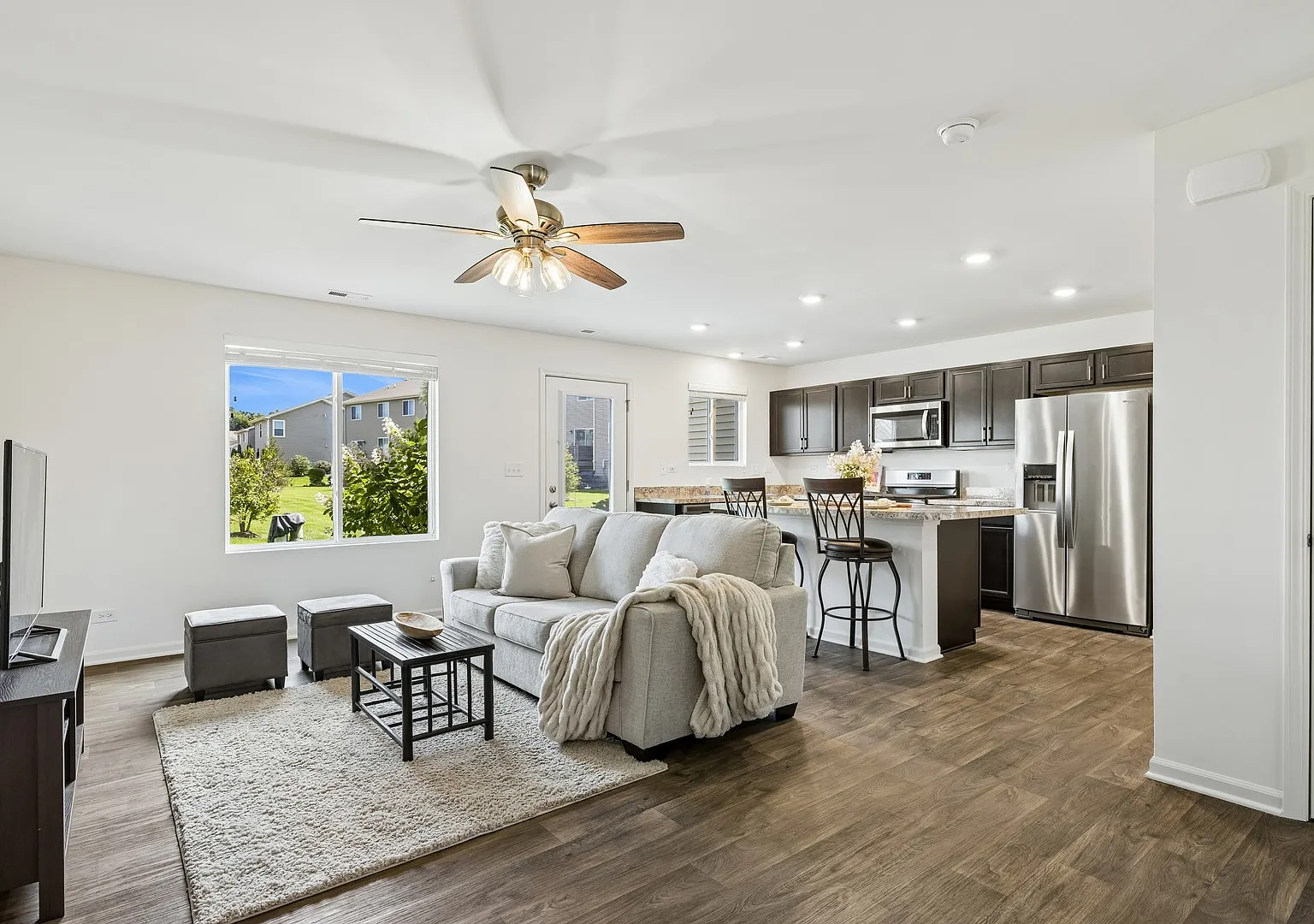 2 bed, 2.5 bath, 1359 sqft, $2,600 — Photo 2