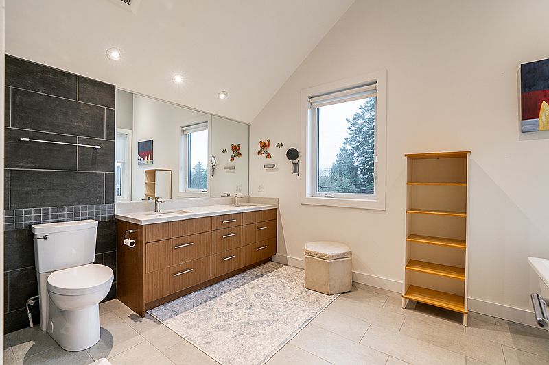 Vancouver House for rent - 5 Bedrooms — photo 21