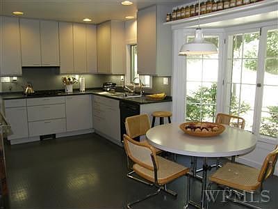 Gourmet eat-in kitchen