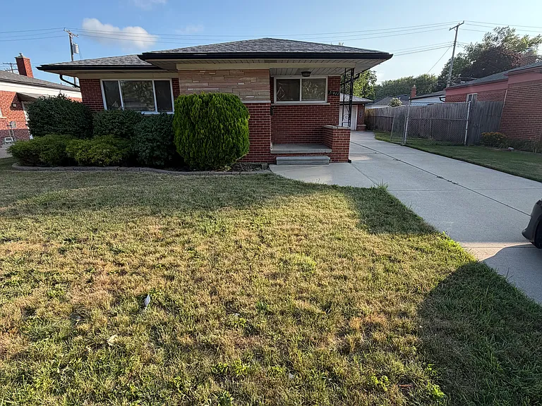 21523 Stephens St — Photo 1