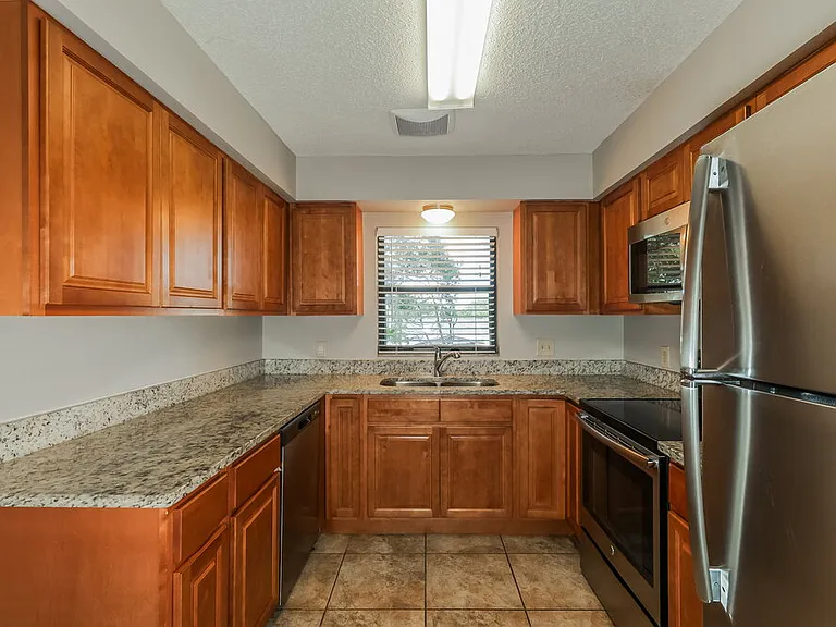 1424 Covington Ct — Photo 7