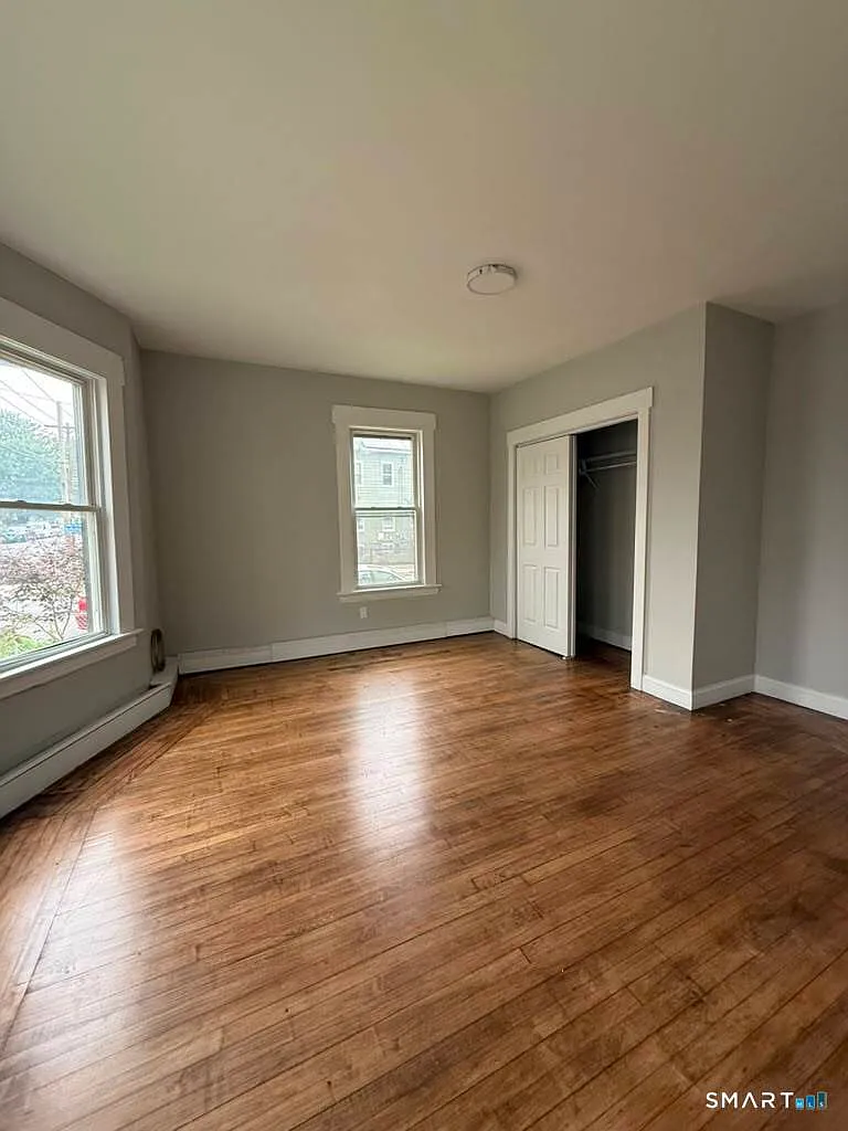 3 bed, 1.0 bath, 3493 sqft, $2,300 — Photo 2