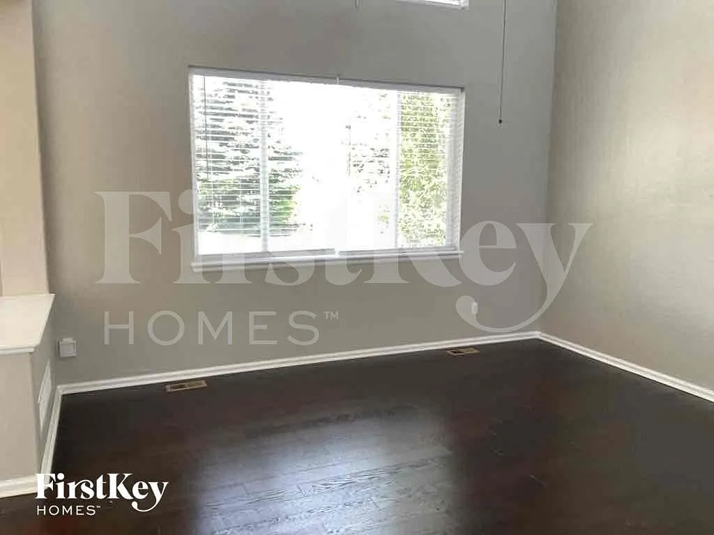 4 bed, 2.5 bath, 2134 sqft, $3,400 — Photo 3