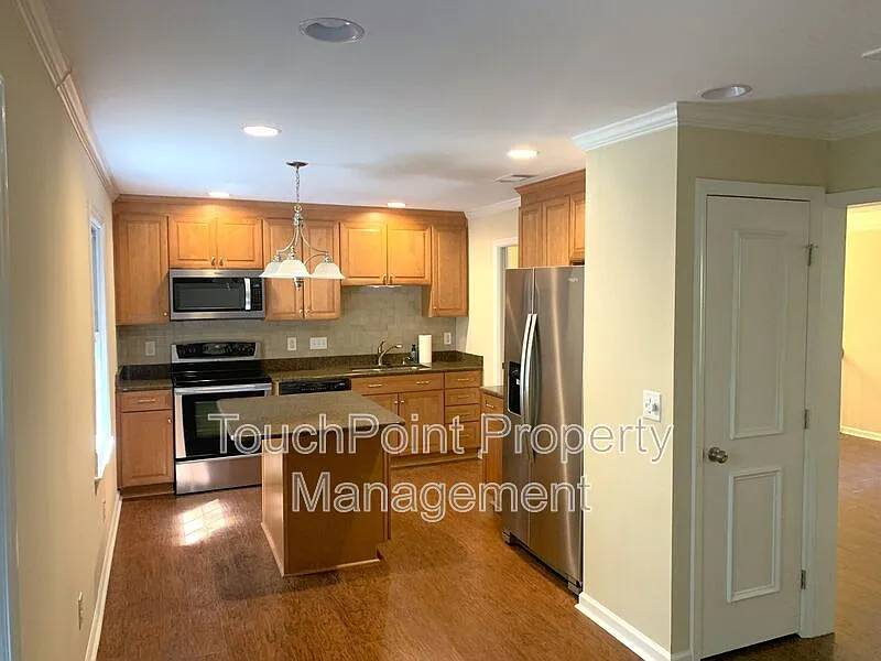 4 bed, 2.5 bath, 2220 sqft, $2,395 — Photo 4